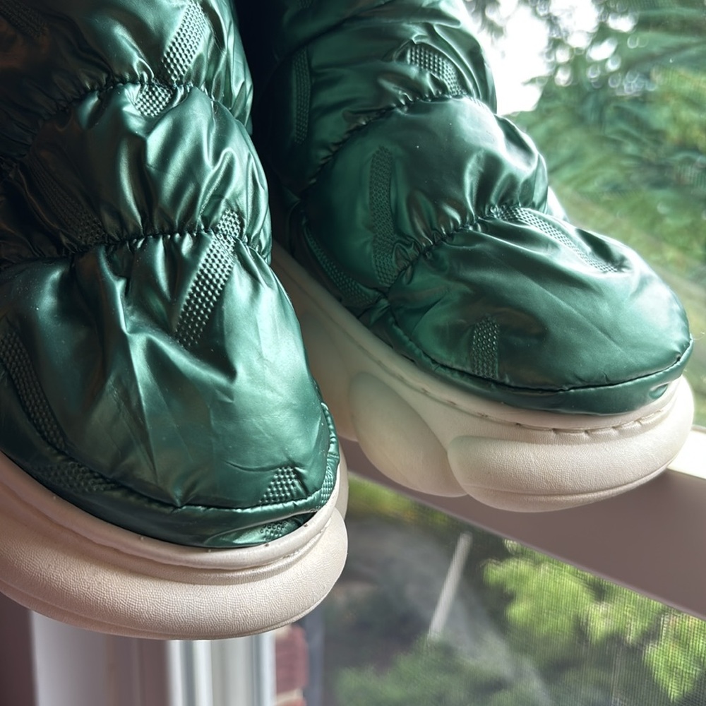 Shark size 42 - 43 puffy shimmery green lightweight ankle boot slippers - Picture 14 of 15